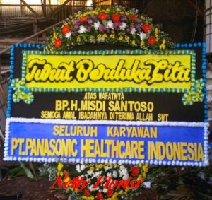 Bunganya sangat besar dan tinggi, berbentuk seperti lingga (sebenarnya adalah tongkol atau spadix) yang dikelilingi oleh seludang bunga yang juga berukuran besar. Bunganya berumah satu dan protogini: bunga betina reseptif terlebih dahulu, lalu diikuti masaknya bunga jantan, sebagai mekanisme untuk mencegah penyerbukan sendiri. Hingga tahun 2005 Tumbuhan ini memiliki dua fase dalam kehidupannya yang muncul secara bergantian, fase vegetatif dan fase generatif. Pada fase vegetatif muncul daun dan batang semunya. Tingginya dapat mencapai 6m. Setelah beberapa waktu (tahun), organ vegetatif ini layu dan umbinya dorman. Apabila cadangan makanan di umbi mencukupi dan lingkungan mendukung, bunga majemuknya akan muncul. Apabila cadangan makanan kurang tumbuh kembali daunnya.