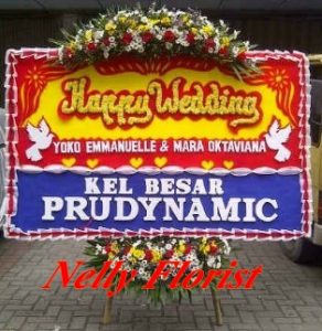 Beruang madu aktif di malam hari atau disebut juga dengan makhluk nokturnal, mereka menghabiskan waktu di tanah dan memanjat pepohonan untuk mencari makanan.Kecuali betina dengan anaknya, beruang madu umumnya bersifat soliter. Mereka tidak berhibernasi sebagaimana spesies beruang lainnya karena sumber pakannya tersedia sepanjang tahun.[23] Dalam satu hari seekor beruang madu berjalan rata-rata 8 km untuk mencari makanannya.Perilaku beruang madu yakni menggali dan membongkar juga bermanfaat untuk mempercepat proses penguraian dan daur ulang yang sangat penting untuk hutan hujan tropis.[3] Beruang madu juga sangat berperan dalam meregenerasi hutan sebagai penyebar biji buah-buahan, dan terkenal sebagai pemanjat pohon yang ulung. Sifatnya pemalu, hidup penyendiri, aktif di siang hari dengan kebutuhan wilayah jelajah yang luas.[24]
