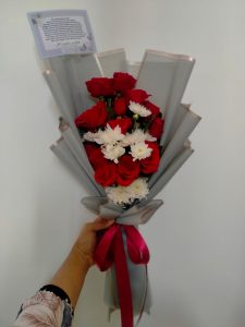 Toko bunga ini memiliki tim ahli yang terampil dalam merancang dan membuat karangan bunga papan selamat dan sukses. Setiap karangan bunga yang dibuat di Nelly Florist Bandung dikerjakan dengan hati-hati