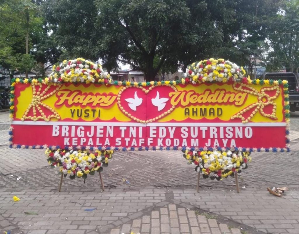 Bunga terkadang memang kerapkali dapat dan sangat bisa untuk dikatakan sebagai wakil ungkapan dari luapan perasaan. Jadi ketika kata kata tidak bisa anda ucapkan, maka cukup katakanlah dengan bunga atau karangan bunga dari kami. Percayakan pesanan bunga anda kepada  agar bunga yang anda kirim tidak salah makna dan pastinya akan memberikan kesan yang tepat disertai rangkaian bunga yang indah. Kami, Nelly Florist Bandung atau Toko Bunga Bandung selalu memperhatikan kualitas dan kepuasan konsumen