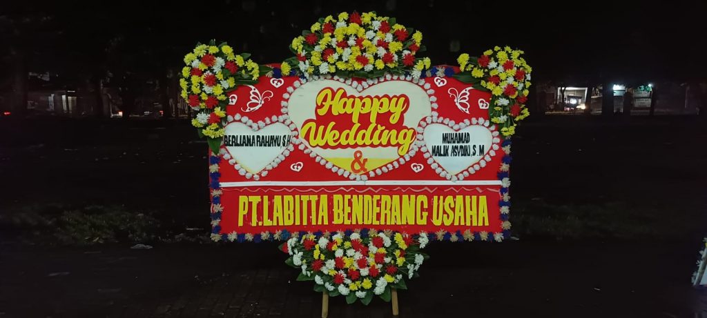Selain itu, toko bunga ini menawarkan berbagai macam desain bunga yang indah dan kreatif. Dari karangan bunga tradisional hingga rangkaian modern yang elegan, mereka memiliki beragam pilihan yang bisa disesuaikan dengan selera dan keinginan pelanggan.